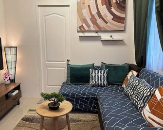 Charming Mel's Place -1bedroom condo near SM Seaside with AC, WiFi & Netflix - Talisay - Living room