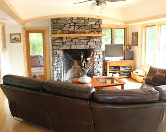 Beautiful Craftsman Style Home - Crofton - Living room