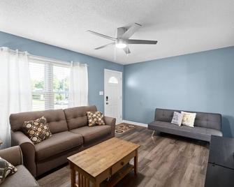 Pet Friendly 2 bedroom close to Ft. Campbell - Oak Grove - Living room