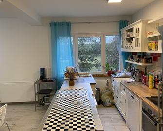 4-room apartment in 2 FH 16 km v. Berlin Alexanderplatz, 3 double beds. eat-in kitchen - Аренсфельде - Кухня