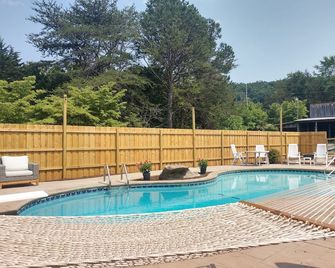 Private and peaceful cabin in convenient location with seasonal outdoor pool - Kodak - Bazén