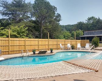 Private and peaceful cabin in convenient location with seasonal outdoor pool - Kodak - Pool