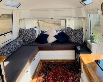 Renovated Airstream on 40 Park-like Acres in Dickson, TN, 45 Min. from Nashville - Bon Aqua - Living room