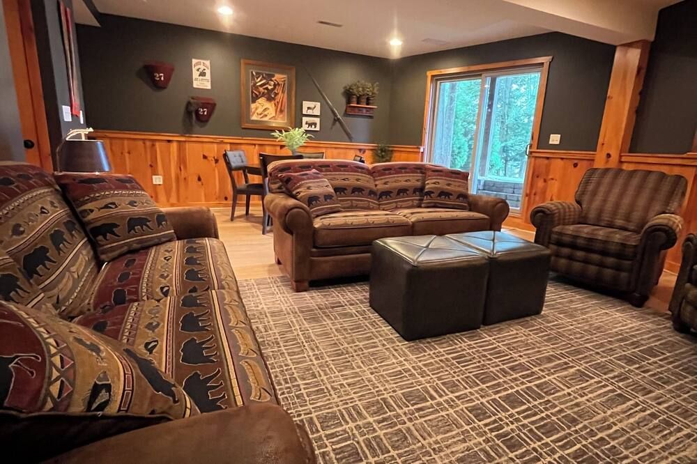 Spend time making cherished memories at this gorgeous 5-bedroom LAKEFRONT Lodge!