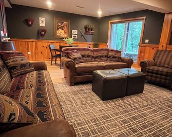 Spend time making cherished memories at this gorgeous 5-bedroom LAKEFRONT Lodge! - Drums - Lounge