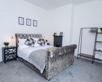 Perfect for Contractors with on site parking - Brierley Hill - Bedroom