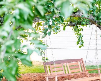 Historic Farmhouse Walking Distance to 3rd Street - Fire Pit, Cornhole, BBQ - McMinnville - Innenhof