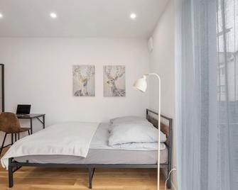 Studio 'Ay Homes 10' with Balcony and Wi-Fi - Augsburg - Bedroom