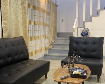 Classic Country Home -Scottsdale Tagaytay - Alfonso - Sala de estar