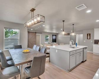 Fully Renovated 3 Bed/3Bath House 1 1/2 Blocks from AT&T Stadium - Arlington - Comedor