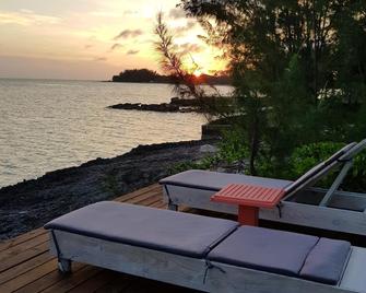 Waterfront Vacation Rental - Private & Quiet Location - Fully Air-conditioned - Spanish Wells - Patio