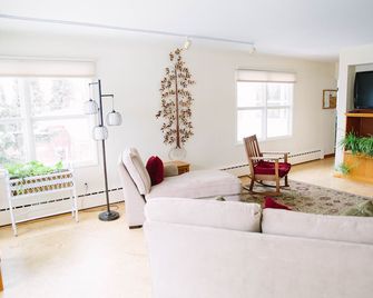 Spacious and conveniently located duplex - Anchorage - Vardagsrum