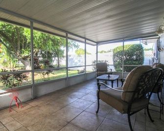 Delightful 2 BR Home in West Bradenton - Sans Souci - Bradenton - Living room