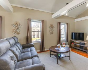 Walk to Dtwn: Seneca Falls Apt w/ Fire Pit! - Seneca Falls - Wohnzimmer