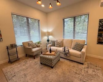 Tranquil 1 bedroom in-law suite - walking distance to downtown Delafield - Delafield - Obývací pokoj