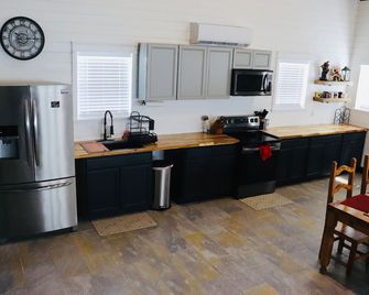 Charming farmhouse in tranquil Punta Gorda with AC - Punta Gorda - Kitchen