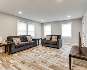 2 Mi to Dtwn Attleboro: Pet-friendly Apt! - Attleboro - Living room