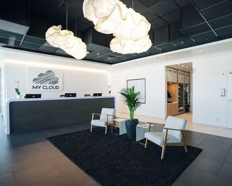 My Cloud Transit Hotel - פרנקפורט אם מיין - דלפק קבלה