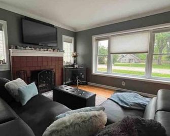 Perfect for a couple or solo travelers – No cleaning fee - Plymouth - Living room