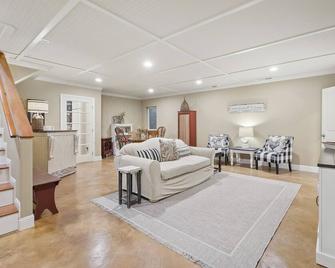 13th Street Retreat - A few blocks to downtown Paso! - Paso Robles - Living room