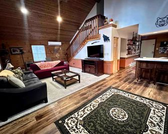 Cozy Forest Cabin Surrounded by Trees near Stone Mountain State Park, North Carolina - Roaring Gap - Sala de estar