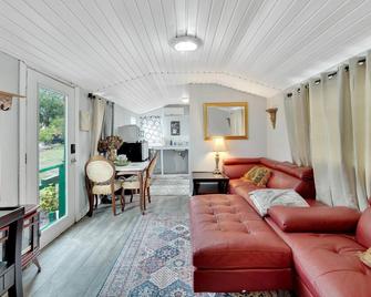 Budget-Friendly Base - Cozy - Spacious Land - Wimauma - Living room