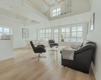 Dahlastova / Stunning Boathouse / Bay View / 3br - Sandavágur - Living room