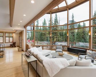 Secluded Home 5 min. from Purgatory - Hot Tub/Ping Pong/Fire Pit - Views - Silverton - Living room