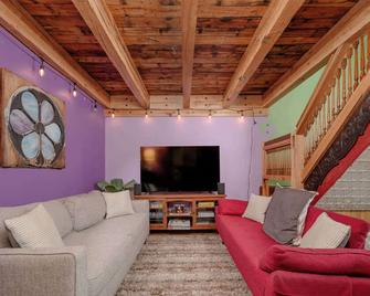 Dancing Moon Luxury Loft and Event Space - Sleeps 12 - Oshkosh - Вітальня