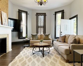 Downtown Evv 2br- 1.5ba Apt- Chandler A - Evansville - Living room