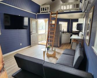 2-bedroom studio in lovely Belton with WiFi, AC. Enjoy your stay - Belton - Вітальня