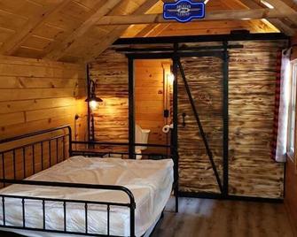 Windrock Hideout Log Cabin Trails 26,27 and 43 - Wartburg - Bedroom