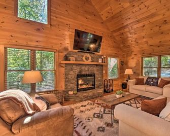 Blue Ridge Cabin: Hot Tub, Fire Pit & Grill! - Blue Ridge - Sala de estar