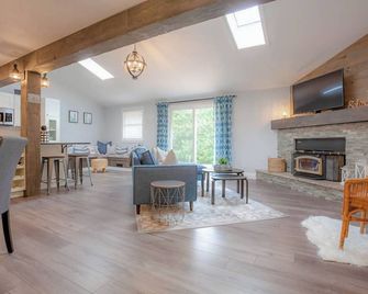 Lemons Lake Haus, Fireplace, 2 King Beds! - Bayfield - Living room