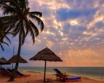 Diani Reef Beach Resort & Spa - Mombasa - Beach