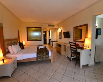 Diani Reef Beach Resort & Spa - Mombasa - Bedroom