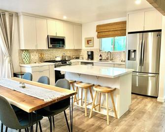 Flamingo Oasis - Next to the Atascadero lake/park/zoo! - Atascadero - Kitchen