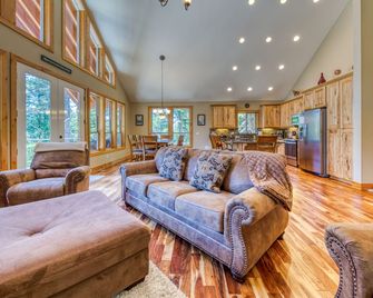 Charming home with hot tub, fireplace & W/D - in great Government Camp location - Government Camp - Living room
