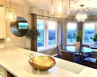 Oceanfront Designer Retreat: 2 Masters, King Bed! - Long Beach - Dining room