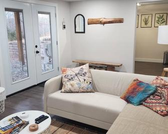 Cozy Studio with hot tub - Amherst - Wohnzimmer