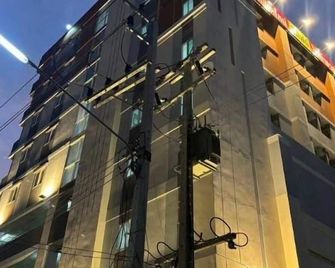 At Samutsakorn Suansom - Samut Sakhon - Building