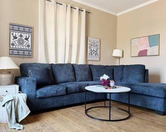 Color Pop Casas - Townhomes near Ford Center - Evansville - Living room