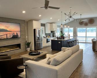 Lakefront Luxury Living: Chef's Kitchen, Fire Pit, Stunning Views & Boat Rental - Three Rivers - Wohnzimmer