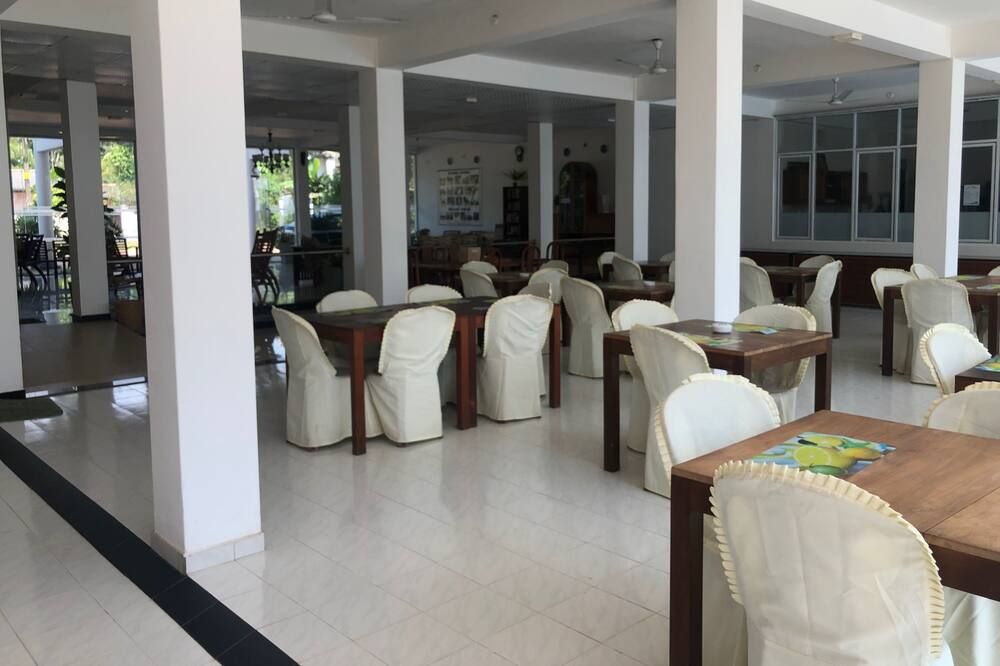 أوشن فيو كوتيدج - هيكادوا - مطعم