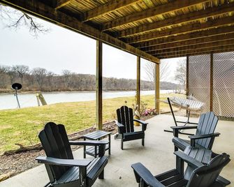 6 Mi to Dtwn Pella: Riverfront Cabin w/ Game Room! - Pella - Binnenhof