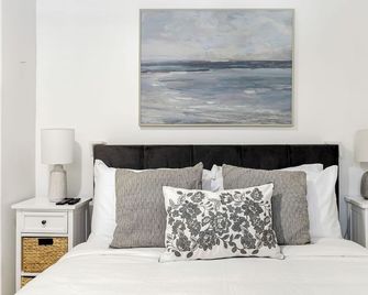 Oceanfront Gem w/ Balcony, Pool, Hot Tub & Carbon Beach Access Bluewater Haven by Avantstay - Malibu