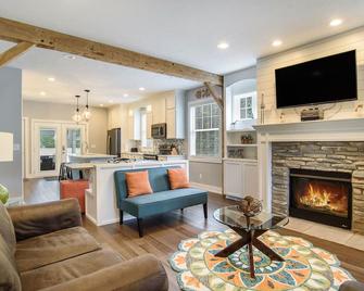 Amazing Newer Home has swim spa, theatre & game room. Super close to town &beach - South Haven - Living room