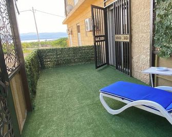 Sea view apartment 10 minutes away from Dead Sea beach - Sweimeh - Balcón