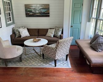 1898 Mill House in Historic District: Lunarose Cottage and Artist Retreat - Hillsborough - Living room