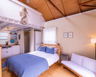 Small Beach Cottage near the Coastal Trail and The Ritz - Half Moon Bay - Bedroom